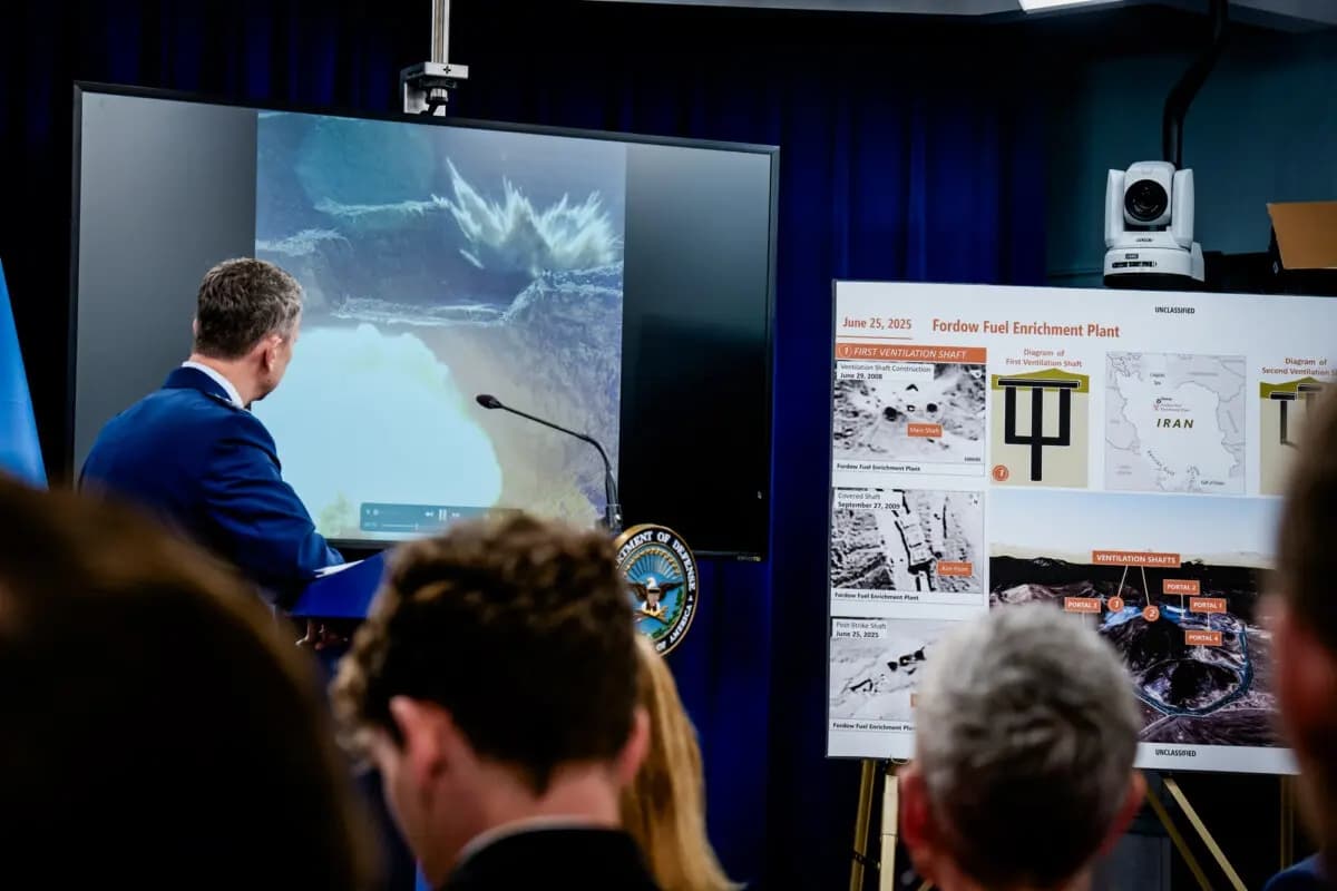 El presidente del Estado Mayor Conjunto, el general de la Fuerza Aérea Dan Caine, ve un video de una prueba de bombardeo del GBU-57A/B Massive Ordnance Penetrator (MOP) utilizado en el ataque a la planta de enriquecimiento de combustible iraní de Fordow, durante una conferencia de prensa en el Pentágono en Arlington, Virginia, el 26 de junio de 2025.(Andrew Harnik/Getty Images)