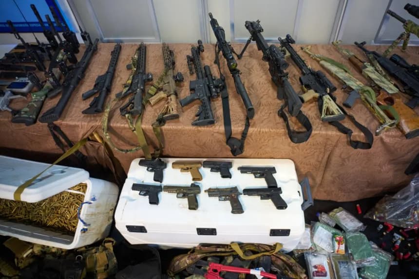 Las autoridades cubanas muestran las armas que, según afirman, fueron recuperadas de una lancha rápida durante una operación en aguas cubanas el 25 de febrero, en La Habana, Cuba. La imagen es del 27 de febrero de 2026. (Ramón Espinosa/AP)