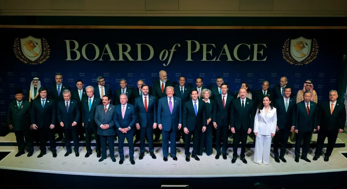El presidente de Estados Unidos, Donald Trump, posa para una foto familiar junto con el vicepresidente de los Estados Unidos, JD Vance, el secretario de Estado de los Estados Unidos, Marco Rubio, la jefa de gabinete de la Casa Blanca, Susie Wiles, el asesor de la Casa Blanca, Jared Kushner, y otros representantes de la Junta de Paz durante la reunión inaugural de la Junta de Paz en el Instituto Donald J. Trump para la Paz en Washington el 19 de febrero de 2026. Convocada con el fin de recaudar fondos para la reconstrucción y estabilización de Gaza, la Junta de Paz de Trump se constituyó oficialmente en el marco del Foro Económico Mundial celebrado en enero de 2026. (Somodevilla/Getty Images)