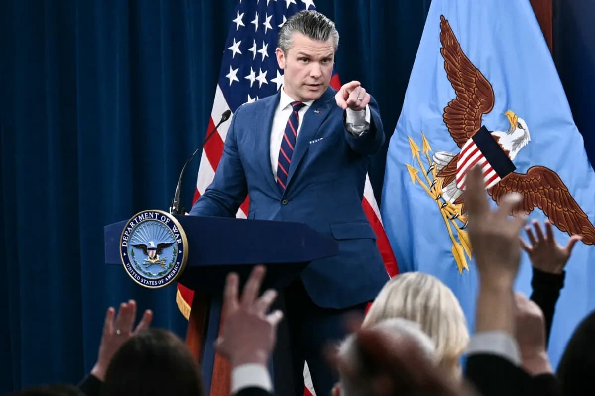 El secretario de Guerra de Estados Unidos, Pete Hegseth, responde a preguntas durante una conferencia de prensa sobre la acción militar estadounidense en Irán, en el Pentágono, en Washington, el 2 de marzo de 2026. (Brendan Smialowski/AFP a través de Getty Images)