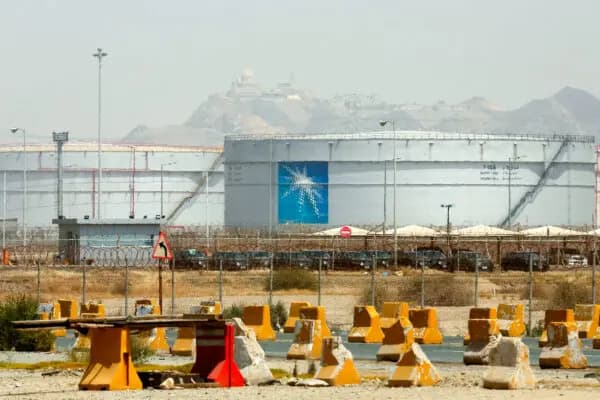 Tanques de almacenamiento en la planta de almacenamiento a granel de North Jiddah, una instalación petrolera de Aramco, en Jiddah, Arabia Saudí, el 21 de marzo de 2021. (Amr Nabil/AP Photo)