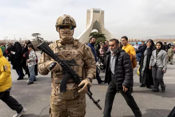 Un agente de las fuerzas especiales iraníes patrulla durante las conmemoraciones del aniversario de la Revolución Iraní de 1979 en Teherán, Irán, el 11 de febrero de 2026. (Majid Saeedi/Getty Images)