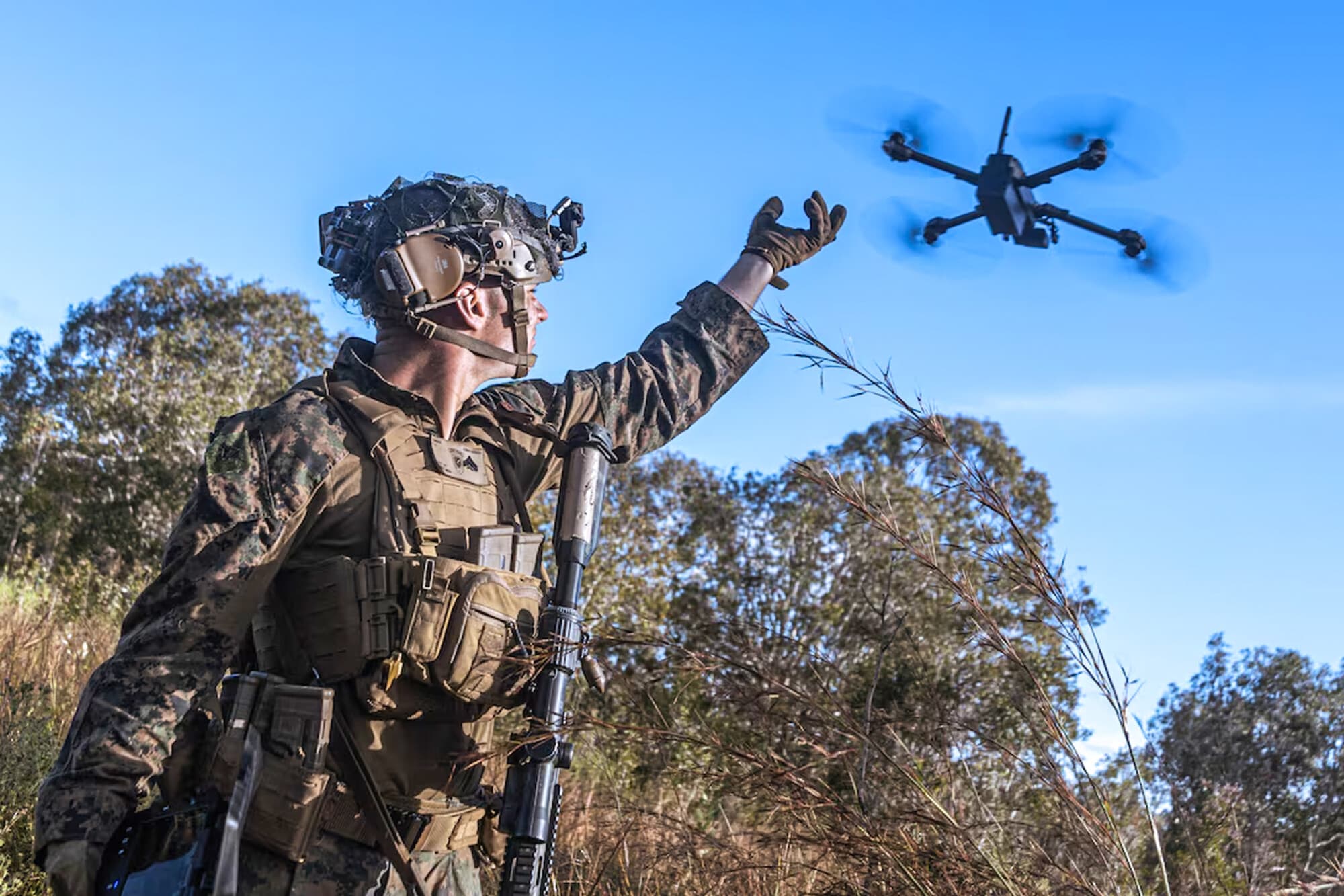 Un especialista en inteligencia estadounidense activa un pequeño sistema aéreo no tripulado durante un simulacro de asalto y captura en Glen Airfield, Australia, el 5 de julio de 2025. (Cabo de primera clase del Cuerpo de Marines Victor Gurrola)