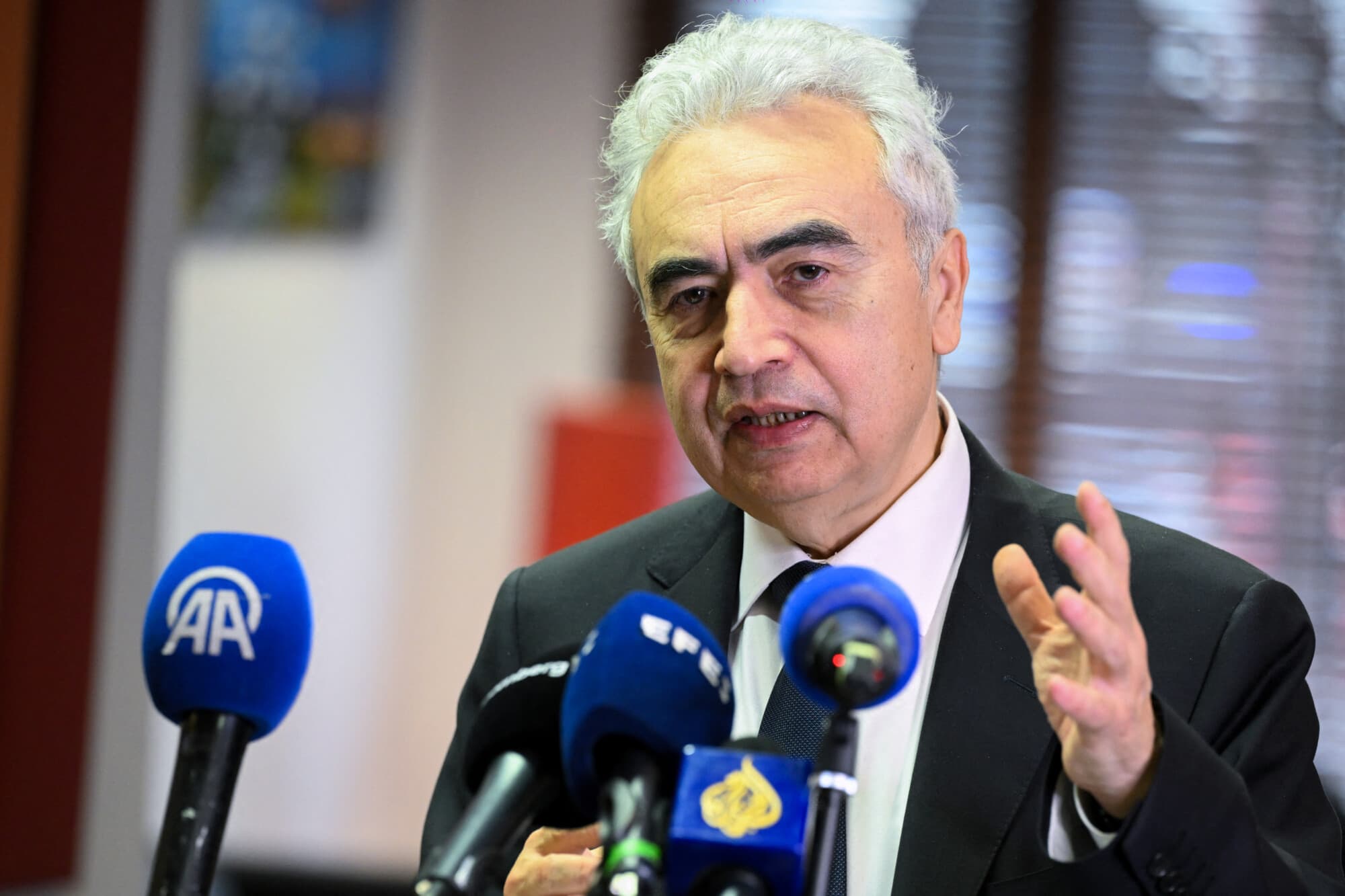 El director ejecutivo de la Agencia Internacional de la Energía (AIE), Fatih Birol, ofrece una rueda de prensa en Bruselas el 6 de marzo de 2026. (Nicolas Tucat/AFP a través de Getty Images)