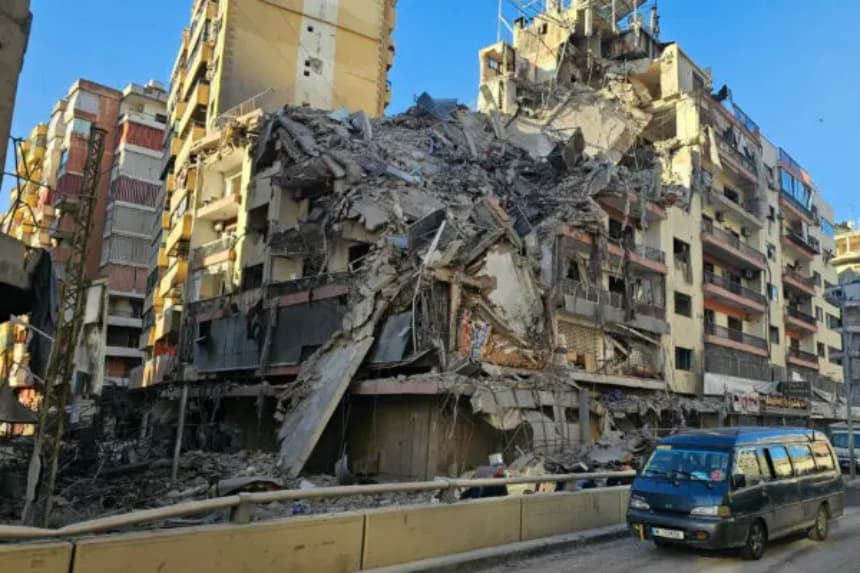 Una furgoneta pasa junto a un edificio destruido tras los ataques aéreos en el barrio de Ghobeiry, en los suburbios del sur de Beirut, Líbano, el 5 de marzo de 2026. (AFP vía Getty Images)