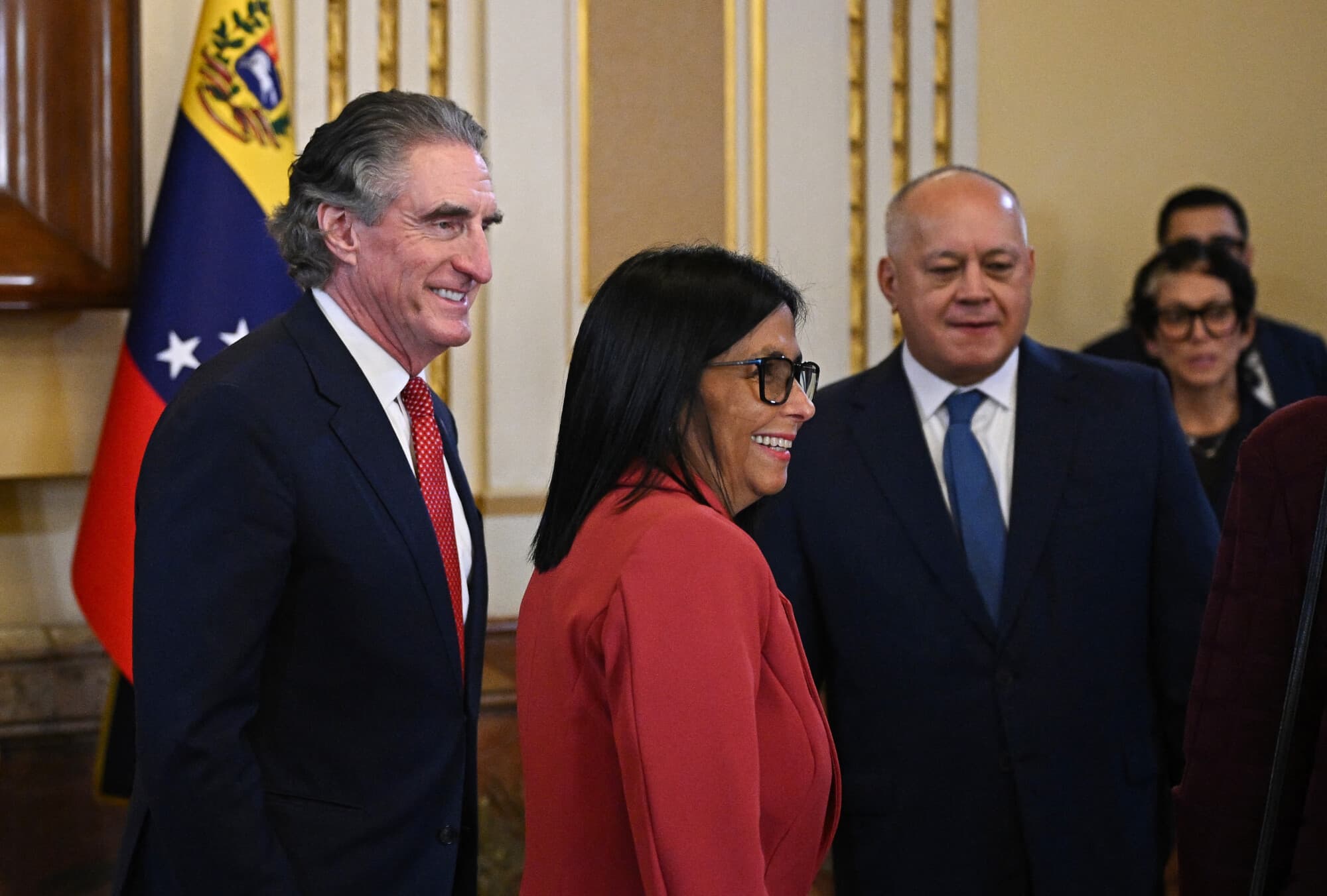 <em>La presidente interina de Venezuela, Delcy Rodríguez (C), el secretario del Interior de EE. UU., Doug Burgum (I), y el ministro del Interior, Justicia y Paz, Diosdado Cabello, en Caracas, el 4 de marzo de 2026. (Federico PARRA / AFP vía Getty Images)</em>
