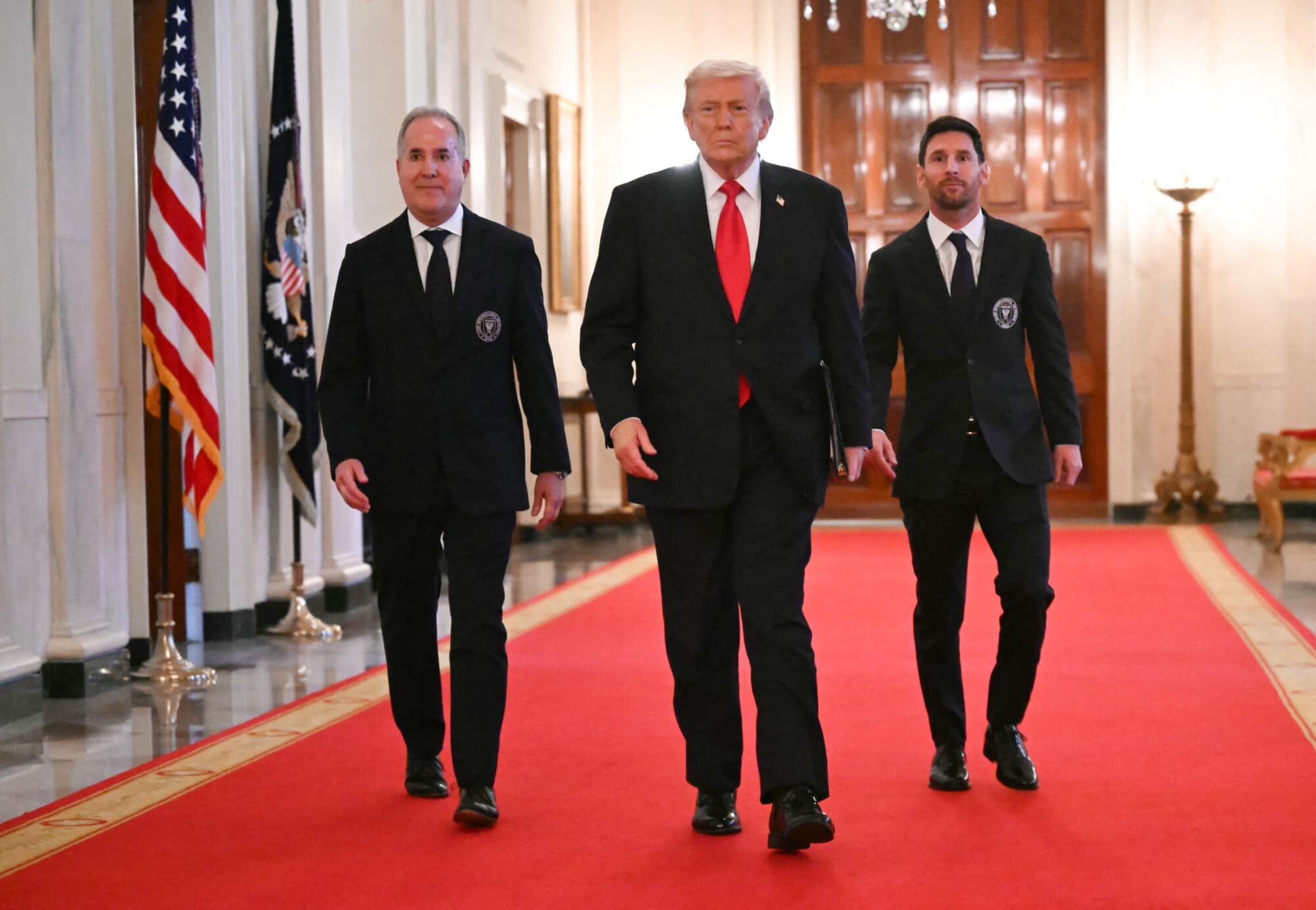 El propietario administrativo del Inter Miami, Jorge Mas, el presidente de los Estados Unidos, Donald Trump, y el delantero argentino del Inter Miami, Lionel Messi, llegan a un evento en honor a los ganadores de la Copa de la Major League Soccer 2025, en el Salón Este de la Casa Blanca en Washington, D.C., el 5 de marzo de 2026. (ANDREW CABALLERO-REYNOLDS / AFP vía Getty Images)