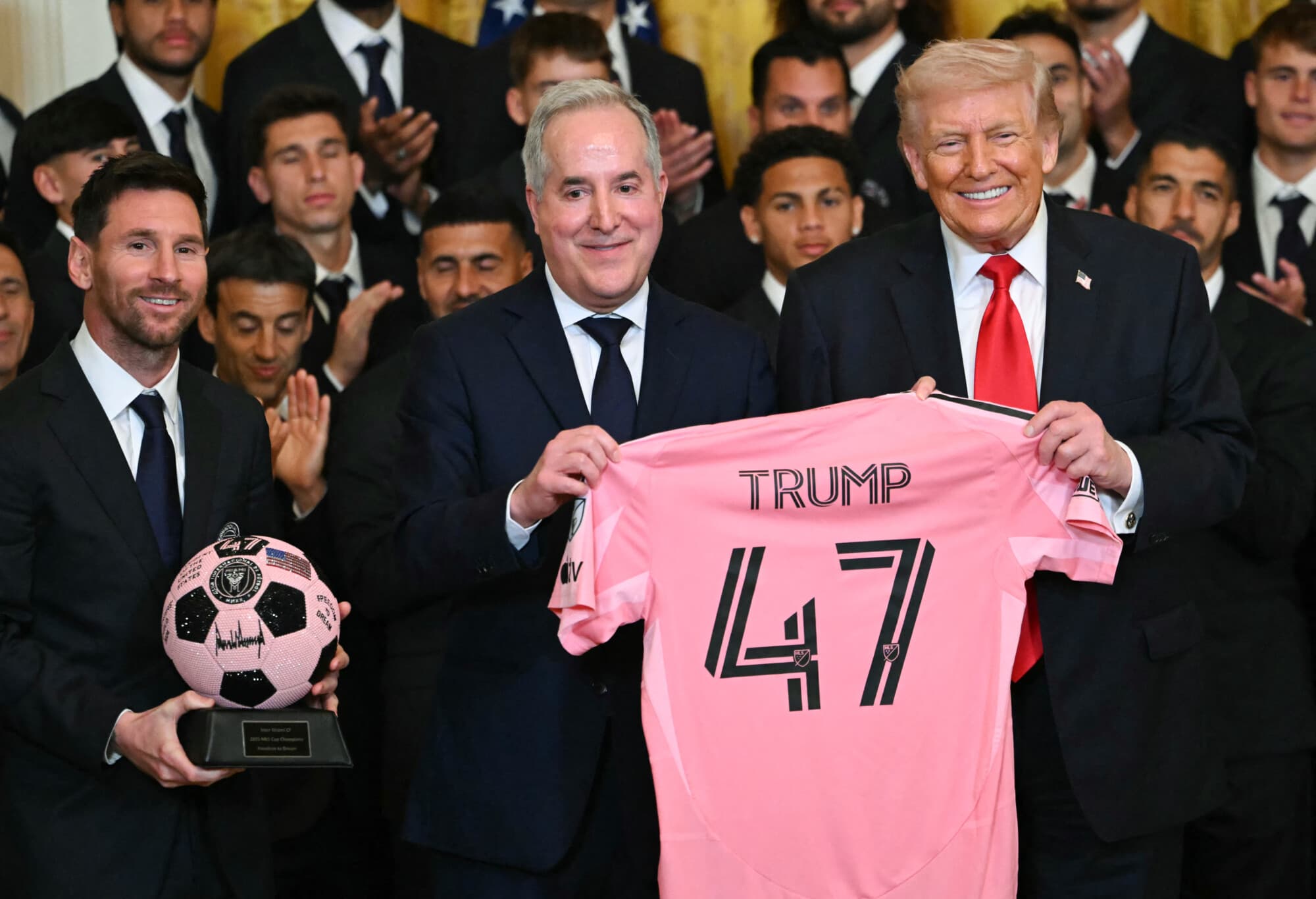 El delantero del Inter Miami Lionel Messi, el propietario administrativo del Inter Miami Jorge Mas y el presidente de los Estados Unidos Donald Trump posan con una camiseta con el número 47 y un balón firmado durante un evento en honor al Inter Miami CF, ganador de la Copa de la Major League Soccer 2025, en el Salón Este de la Casa Blanca en Washington, D.C., el 5 de marzo de 2026. (ANDREW CABALLERO-REYNOLDS / AFP vía Getty Images)