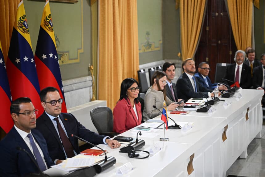 <em>La presidenta interina de Venezuela, Delcy Rodríguez (C), en una reunión con una delegación estadounidense en el Palacio Presidencial de Miraflores, en Caracas, el 4 de marzo de 2026.(Federico PARRA / AFP vía Getty Images)</em>