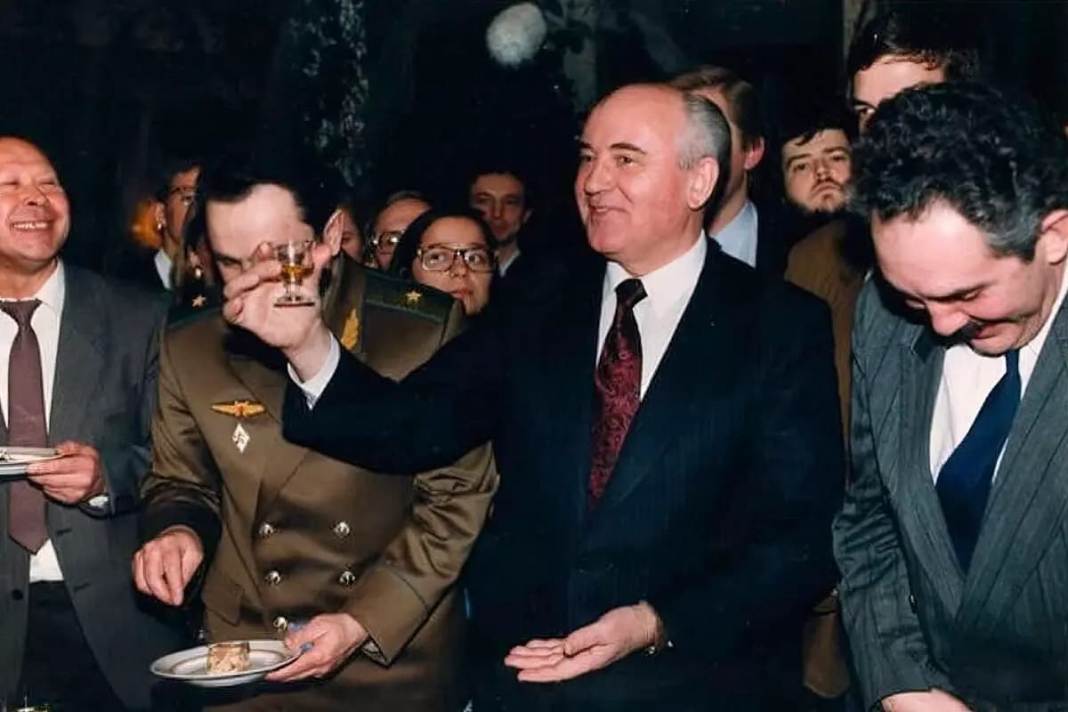 El antiguo líder de la Unión Soviética, Mijaíl Gorbachov, brinda con un pequeño vaso de vodka con sabor a limón en una fiesta de despedida para su personal, en Moscú, el 26 de diciembre de 1991. Alexander (Zemlianichenko/AP Photo)