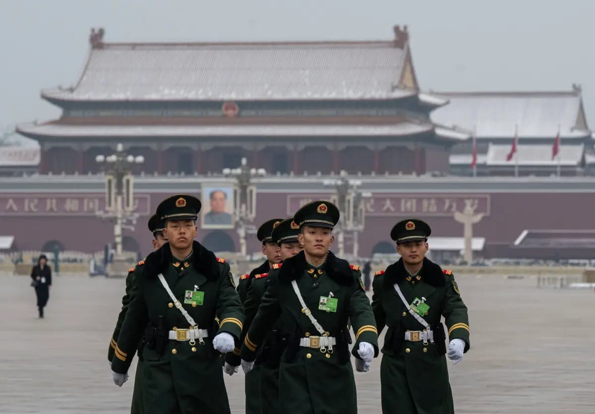 Miembros de la Policía Armada Popular desfilan en la plaza de Tiananmen tras garantizar la seguridad de la sesión inaugural de la Asamblea Popular Nacional en el Gran Salón del Pueblo de Beijing, el 5 de marzo de 2026. (Kevin Frayer/Getty Images)