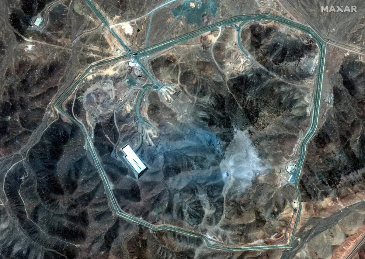 Una vista satelital muestra una descripción general del complejo subterráneo de Fordow, después de que Estados Unidos atacara la instalación nuclear, cerca de Qom, Irán, el 22 de junio de 2025. (Maxar Technologies/Folleto vía Reuters)