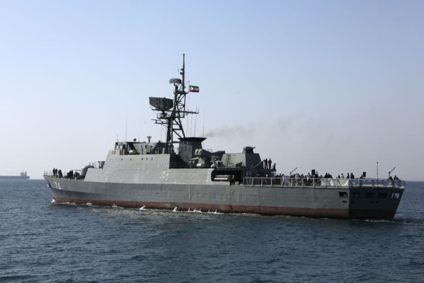Un buque de guerra de la Armada iraní participa en el "Día Nacional del Golfo Pérsico" en el estrecho de Ormuz, el 30 de abril de 2019. (ATTA KENARE/AFP vía Getty Images)