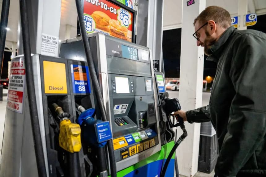 Un hombre repostando su vehículo en una gasolinera de Elkridge, Maryland, el 12 de noviembre de 2025. (Madalina Kilroy/The Epoch Times)