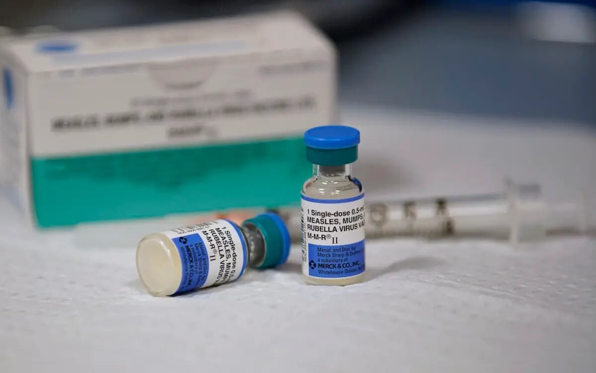 Frascos de vacunas contra el sarampión, las paperas y la rubéola se encuentran en un mostrador del Departamento de Salud del Condado de Salt Lake, Utah, el 26 de abril de 2019. (George Frey/Getty Images)