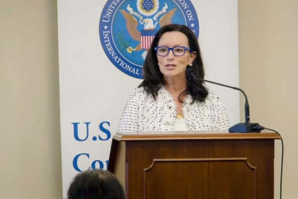 Maureen Ferguson habla en un evento organizado por la Comisión de Estados Unidos para la Libertad Religiosa Internacional en Washington el 4 de marzo de 2026. (Captura de pantalla vía The Epoch Times)