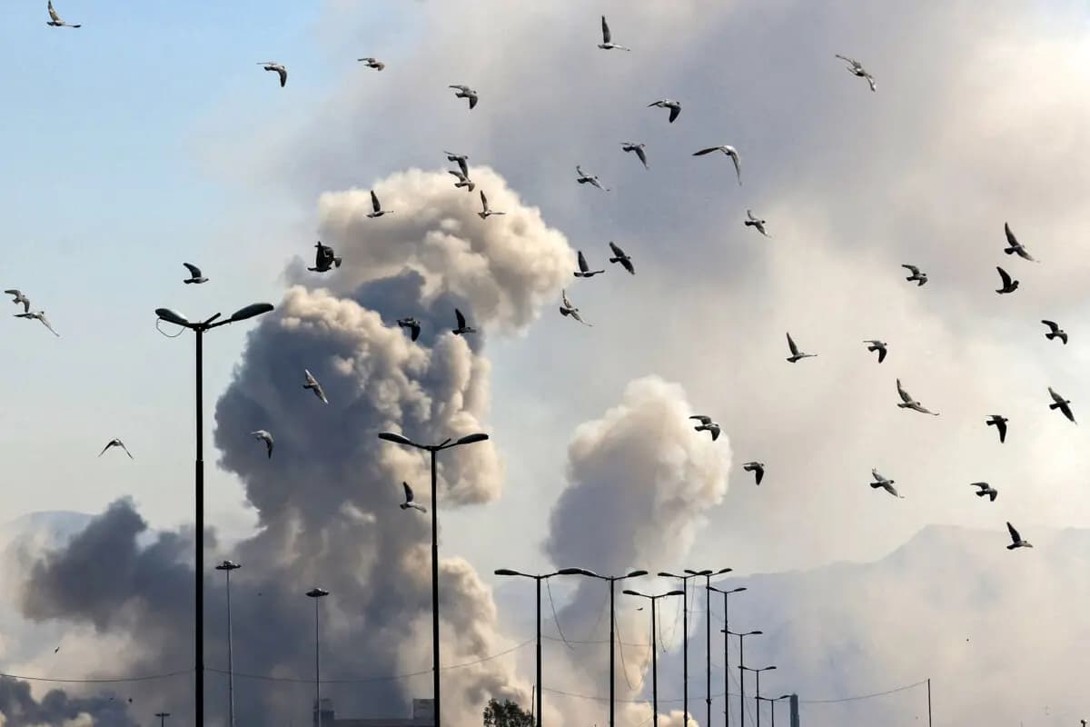 Humo tras un ataque contra la capital iraní, Teherán, el 5 de marzo de 2026. (Atta Kenare/AFP a través de Getty Images)