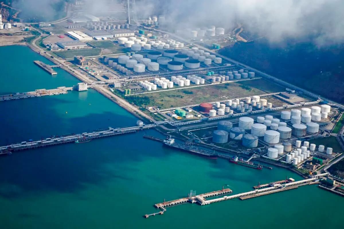 <em>Tanques de petróleo y gas en un almacén petrolero en un puerto de Zhuhai, China, el 22 de octubre de 2018. (Aly Song/Reuters)</em>