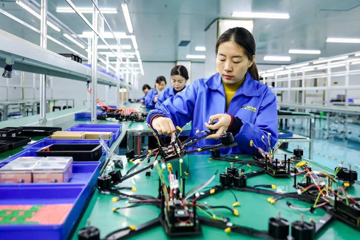 <em>Empleados trabajan en una línea de producción de drones destinados a la exportación en una fábrica en Ruichang, provincia de Jiangxi, China, el 27 de noviembre de 2024. (STR/AFP vía Getty Images)</em>