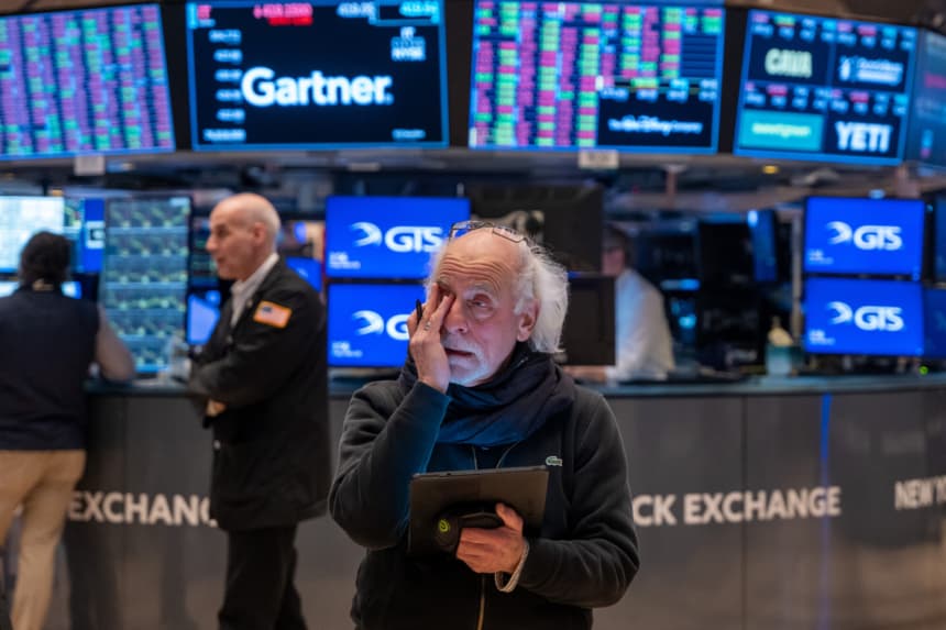 Imagen ilustrativa: Operadores trabajan en el piso de la Bolsa de Valores de Nueva York (NYSE) el 28 de marzo de 2025, en la ciudad de Nueva York. (Spencer Platt/Getty Images)