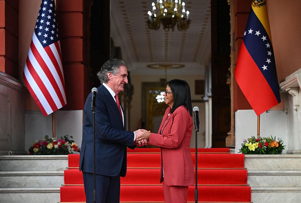 La presidenta interina de Venezuela, Delcy Rodríguez, estrecha la mano del secretario del Interior de EE. UU., Doug Burgum, tras su reunión en el Palacio Presidencial de Miraflores, Caracas, el 4 de marzo de 2026. (Federico PARRA / AFP vía Getty Images)