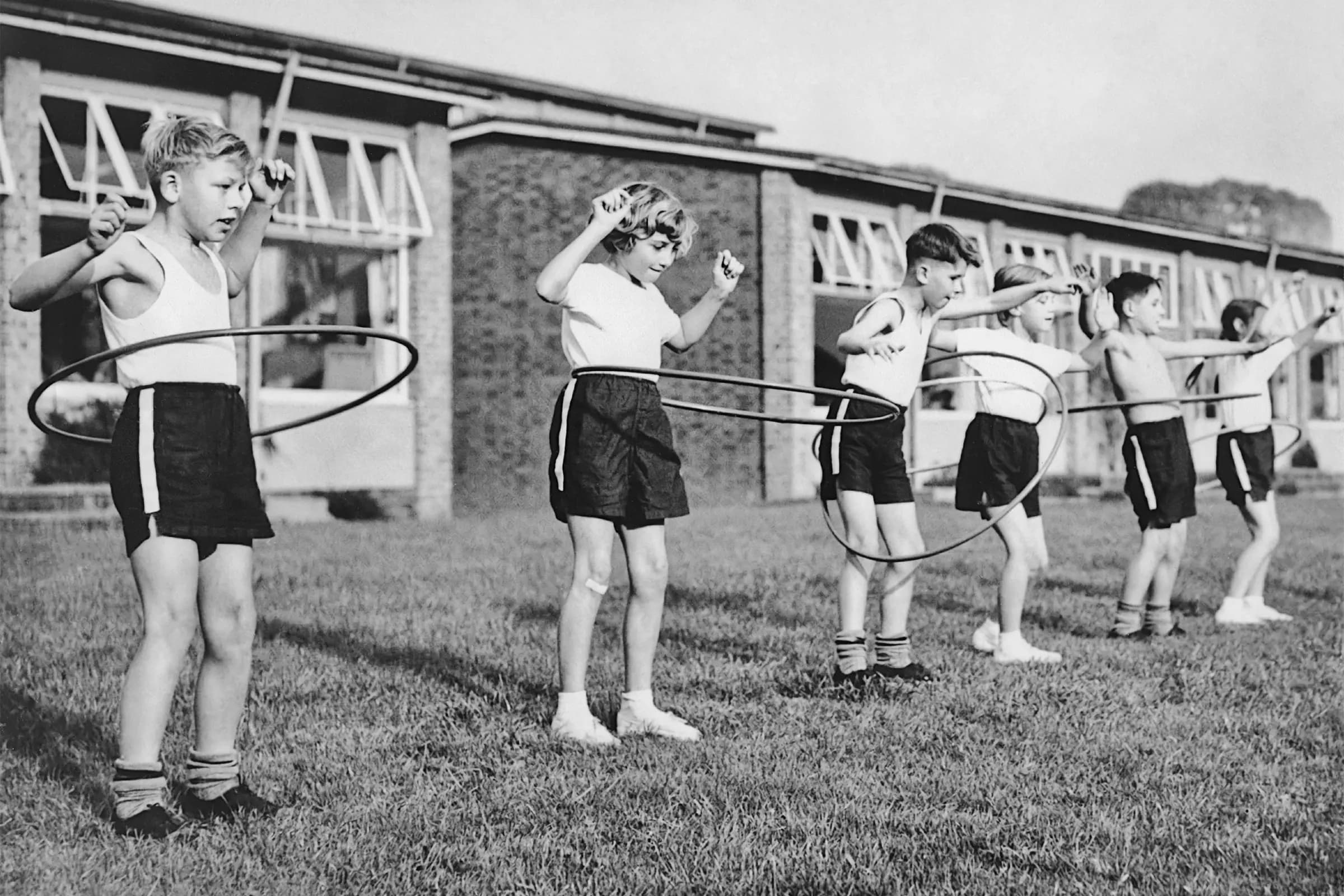 <em>Los niños antes tenían un juego mucho más desestructurado: aquí practican hula hula en la década de 1960. (Fotos de archivo/GETTY IMAGES)</em>