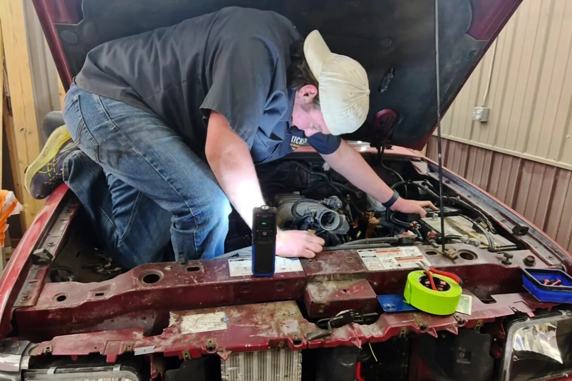 <em>Isaac Rodden trabajando en su coche. (Cortesía de Heather Rodden).</em>