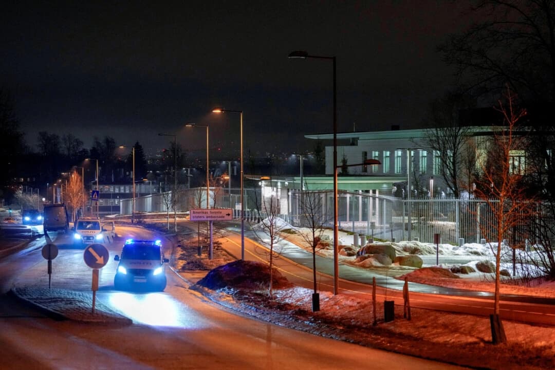 Vehículos policiales frente a la embajada de Estados Unidos, después de que se reportara un fuerte estallido en el lugar, en Oslo, Noruega, el 8 de marzo de 2026. (Javad Parsa/NTB vía Reuters)