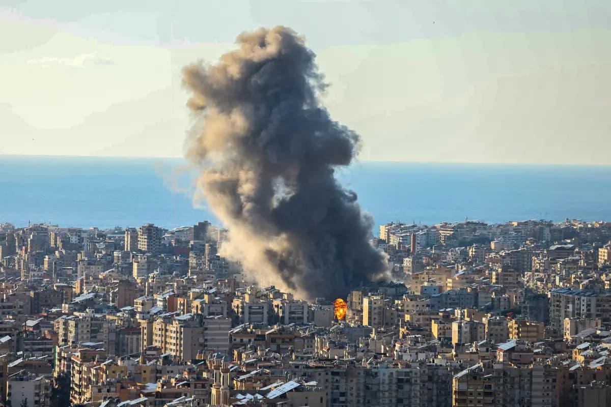 Columnas de humo se elevan tras el bombardeo israelí en los suburbios del sur de Beirut el 2 de marzo de 2026. (Ibrahim Amro/AFP vía Getty Images)