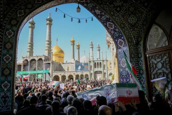 Los dolientes en la ciudad de Qom asisten al funeral de los caídos en la guerra entre Estados Unidos e Israel contra Irán en esta fotografía tomada el 5 de marzo de 2026. (Mehdi ALAVI / ISNA / AFP vía Getty Images)
