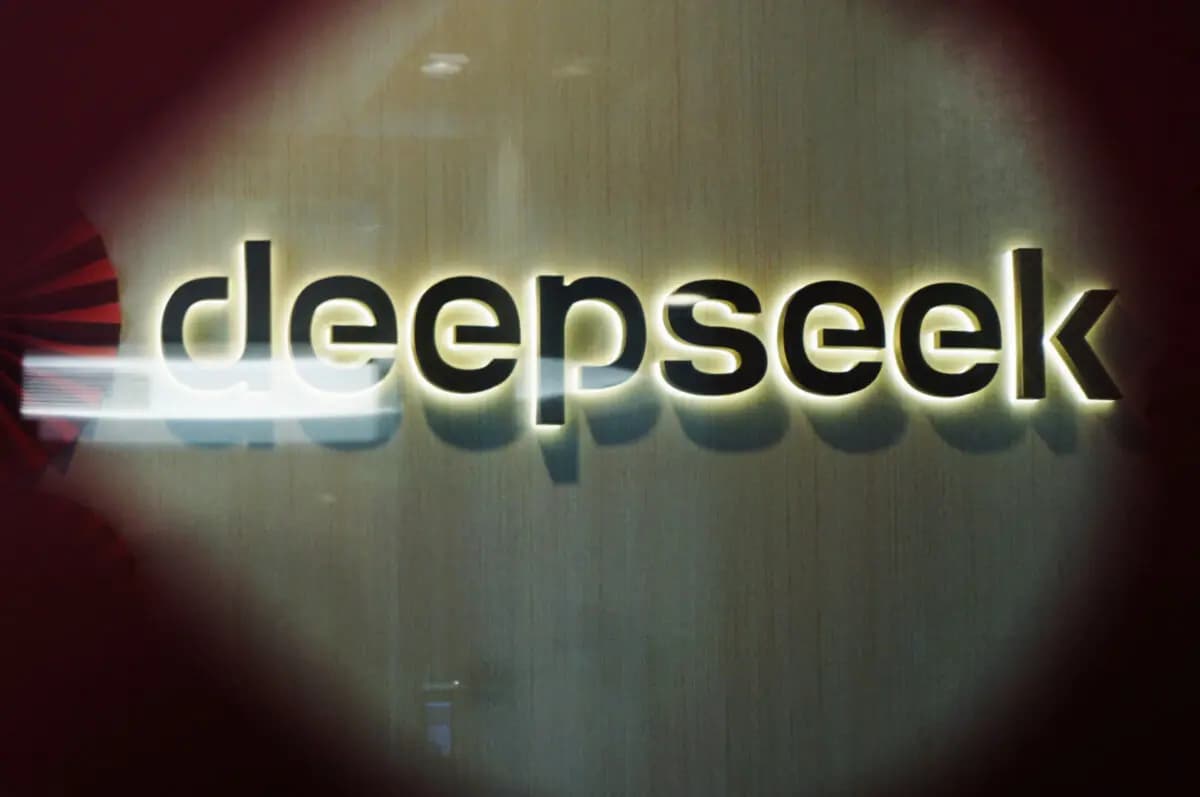 El logotipo de DeepSeek se ve en las oficinas de la startup china de IA DeepSeek en Hangzhou, en la provincia oriental china de Zhejiang, el 5 de febrero de 2025. (AFP vía Getty Images)