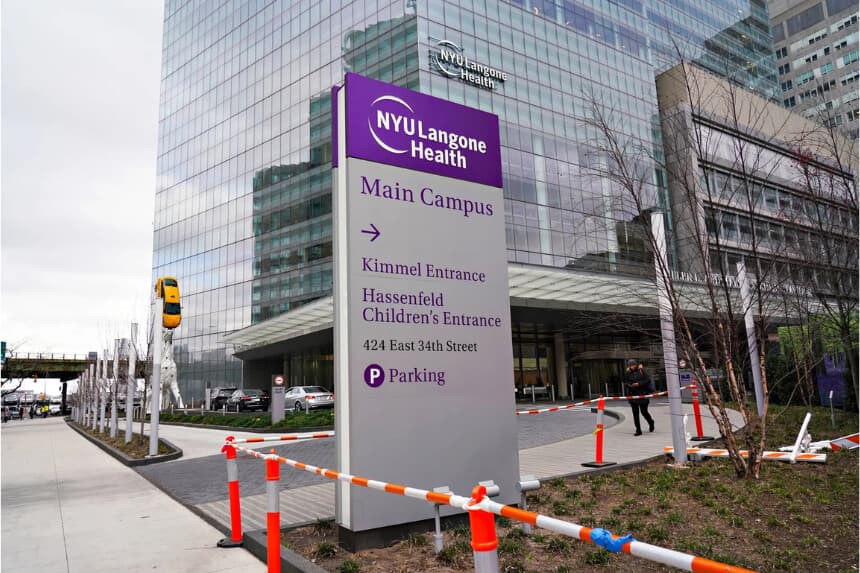 NYU Langone Health en la ciudad de Nueva York el 16 de marzo de 2020. (Cindy Ord/Getty Images)