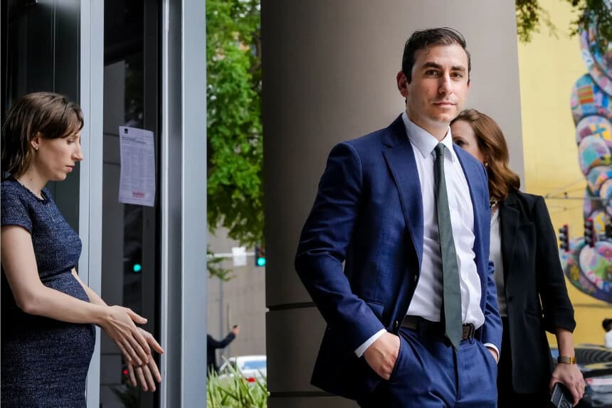 Dr. Eithan Haim (R) abandona el juzgado de Estados Unidos Bob Casey después de una audiencia de lectura de cargos en Houston el 17 de junio de 2024. Haim, un cirujano de Texas, expuso supuestas cirugías ilegales de transición de género en 2023. (Yi-Chin Lee/File/Houston Chronicle via AP)