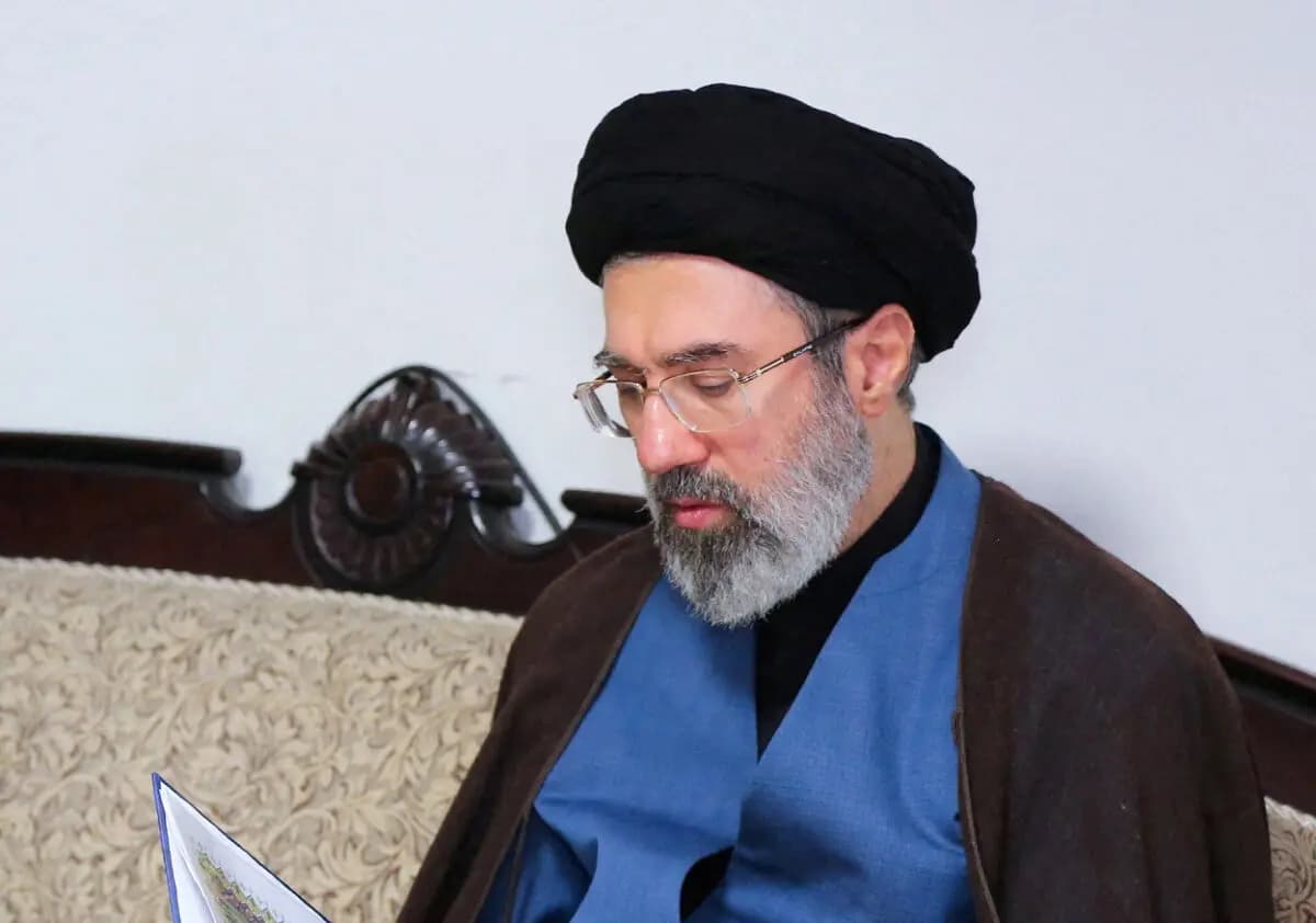 Mojtaba Khamenei, el segundo hijo del líder iraní ayatolá Ali Khamenei, visita la oficina de Hezbolá en Teherán, Irán, el 1 de octubre de 2024. (Oficina del líder supremo iraní/WANA/Handout vía Reuters).