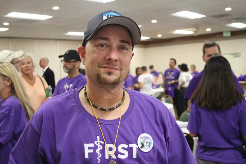 Scott Newgent asiste a una protesta en Anaheim, California, el 8 de octubre de 2022. Newgent, una mujer que se arrepiente de haberse sometido a procedimientos masculinizantes cuando era adulta, ha pasado al menos siete años luchando contra la transición médica de los menores. (Brad Jones/The Epoch Times)