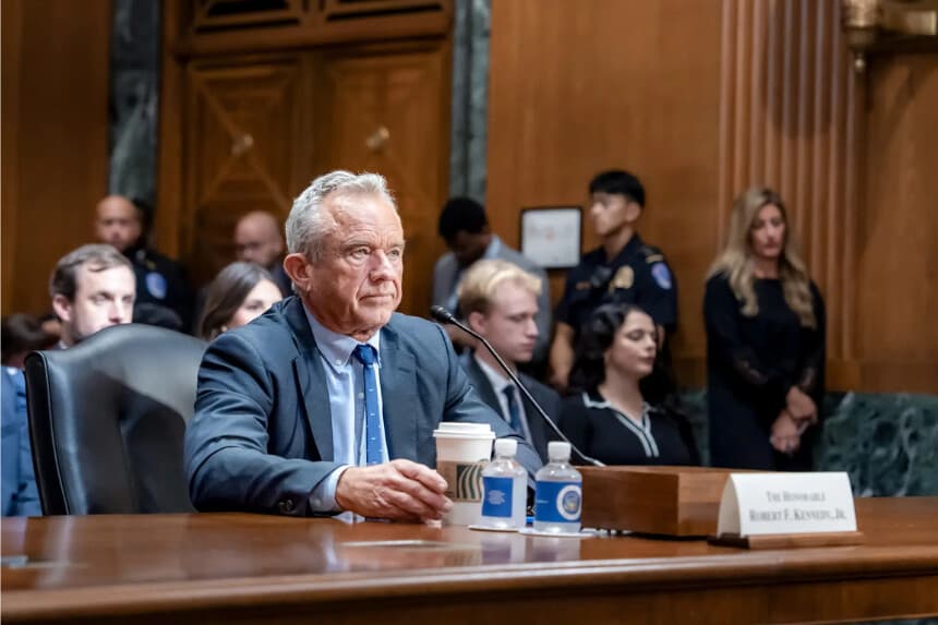 El secretario de Salud, Robert F. Kennedy Jr., testifica ante un comité del Senado en el Capitolio en Washington el 4 de septiembre de 2025. Kennedy dijo que “los procedimientos de rechazo sexual para niños y adolescentes no son seguros ni efectivos” para tratar trastornos relacionados con el género en menores. (Madalina Kilroy/The Epoch Times)