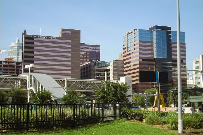 Hospital Infantil de Texas en Houston el 14 de julio de 2010. A principios de este año, el Dr. Eithan Haim alegó que el hospital reanudó los procedimientos transgénero en menores solo tres días después de detenerlos, una afirmación que el hospital negó. (Dominio público)