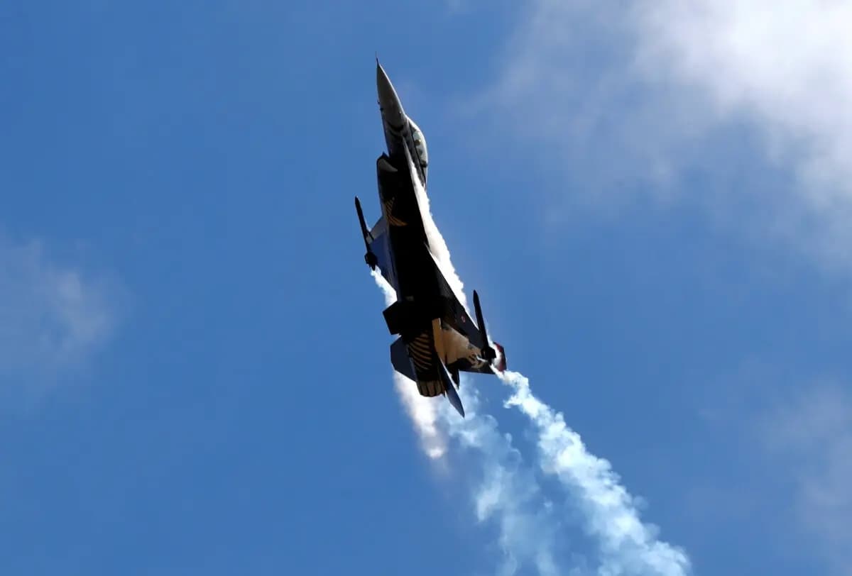 Un avión F-16 del equipo acrobático Turkish Stars de la Fuerza Aérea Turca realiza una exhibición durante el espectáculo aéreo Teknofest sobre el nuevo aeropuerto de la ciudad, en construcción en Estambul, Turquía, el 20 de septiembre de 2018. (Osman Orsal/Reuters)