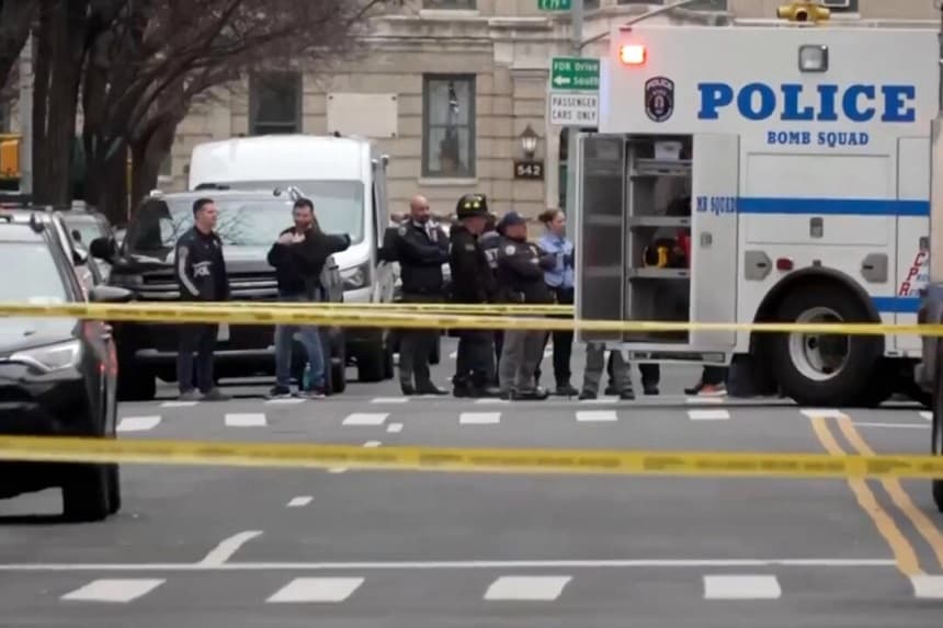 Los oficiales de policía acuden al Upper East Side de Manhattan después de que la policía de la ciudad de Nueva York informara de que habían identificado un "artefacto sospechoso en un vehículo" el 8 de marzo de 2026. (Joseph B. Frederick/AP Photo)
