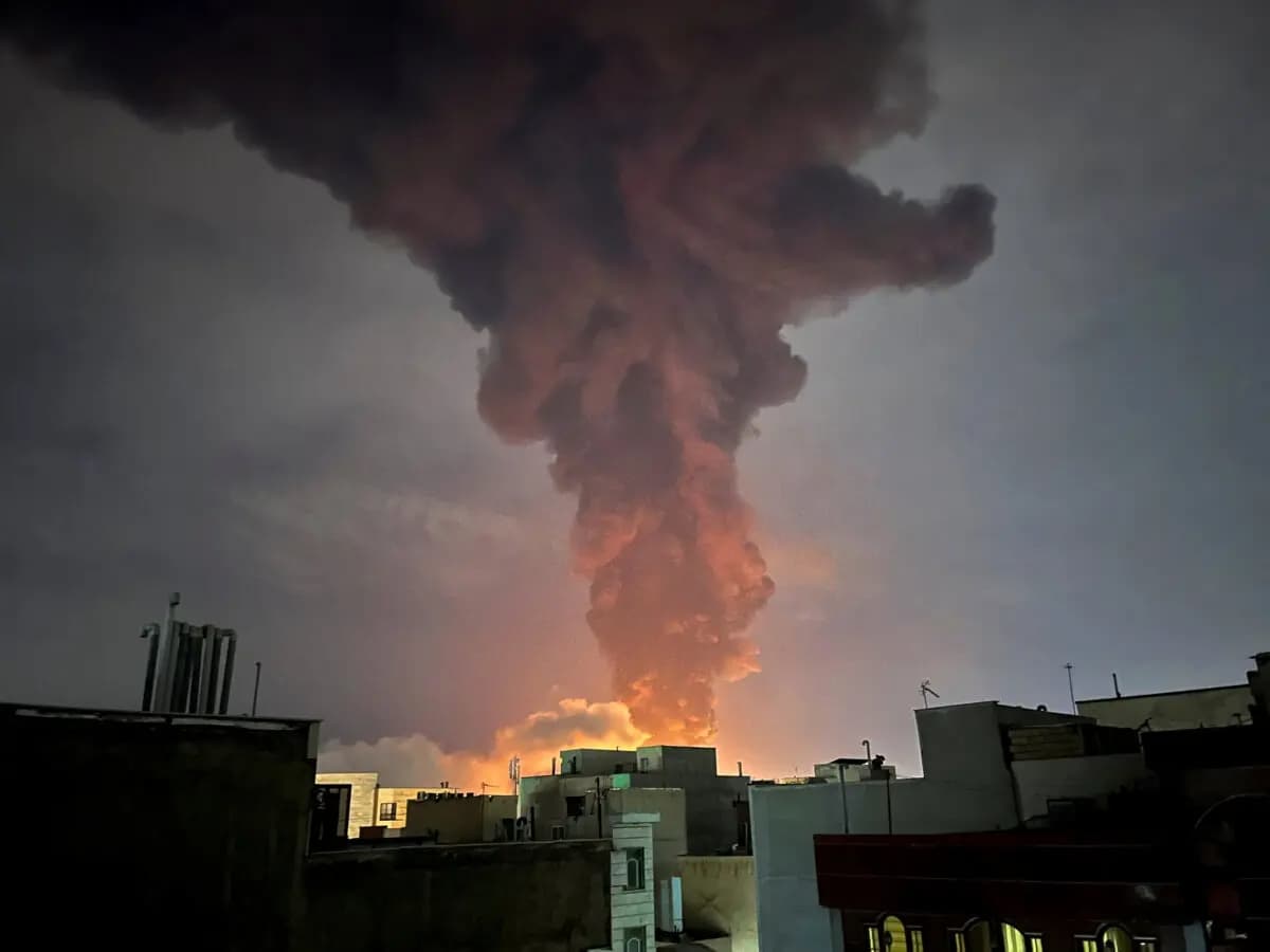 El humo se eleva tras una explosión, en medio de la guerra entre Estados Unidos e Israel con Irán, en Teherán, Irán, el 7 de marzo de 2026. (Majid Asgaripour/WANA vía Reuters)