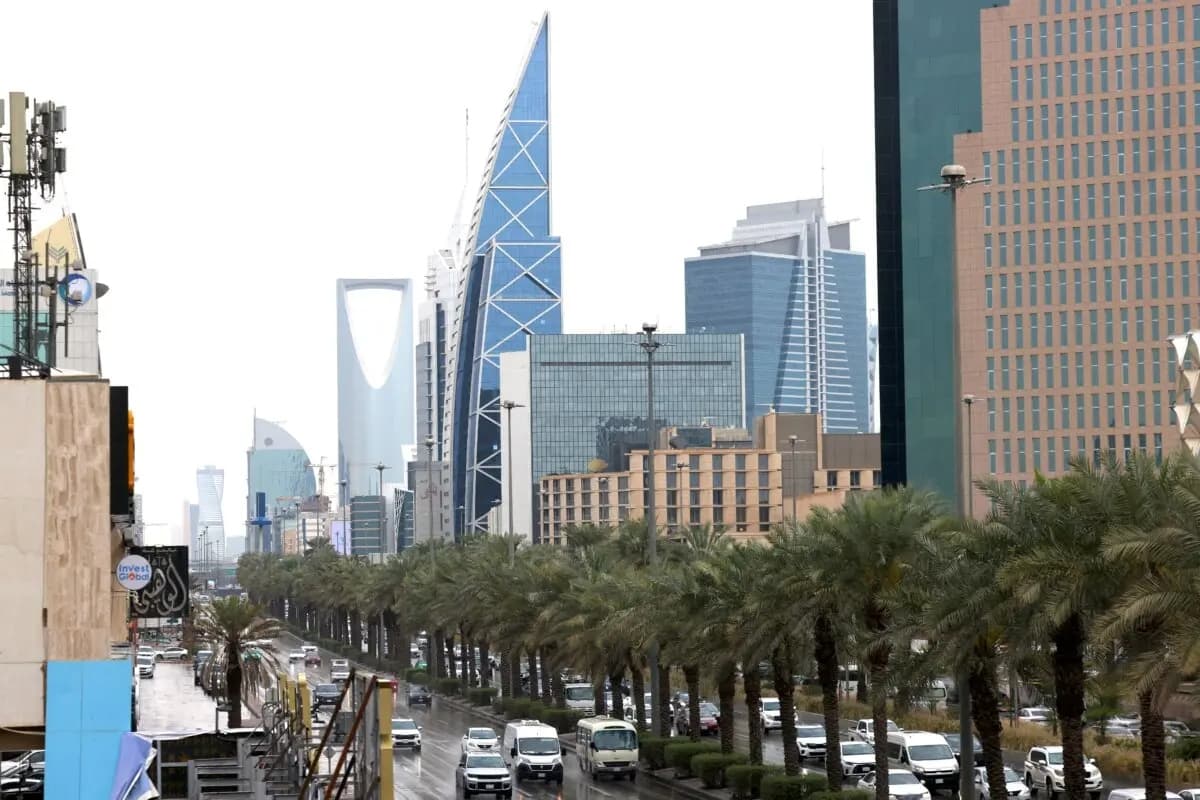 Vehículos circulan por la carretera Rey Fahad, una arteria principal de transporte que conecta los distritos sur y norte de la ciudad, en la capital saudí, Riad, el 3 de marzo de 2026. (Fayez Nureldine/AFP a través de Getty Images)
