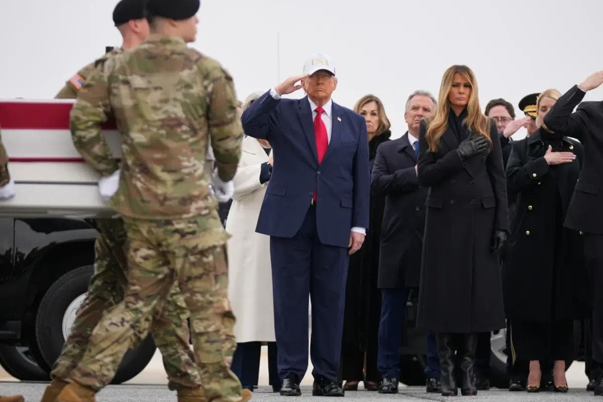 Un equipo de transporte del Ejército traslada un ataúd cubierto con la bandera con los restos mortales de la sargento de primera clase Nicole Amor, del Ejército de Reserva de Estados Unidos, de White Bear Lake, Minnesota, ante el presidente Donald Trump y la primera dama Melania Trump durante el regreso de las víctimas, en la base aérea de Dover, Delaware, el 7 de marzo de 2026. (Mark Schiefelbein/AP Photo)