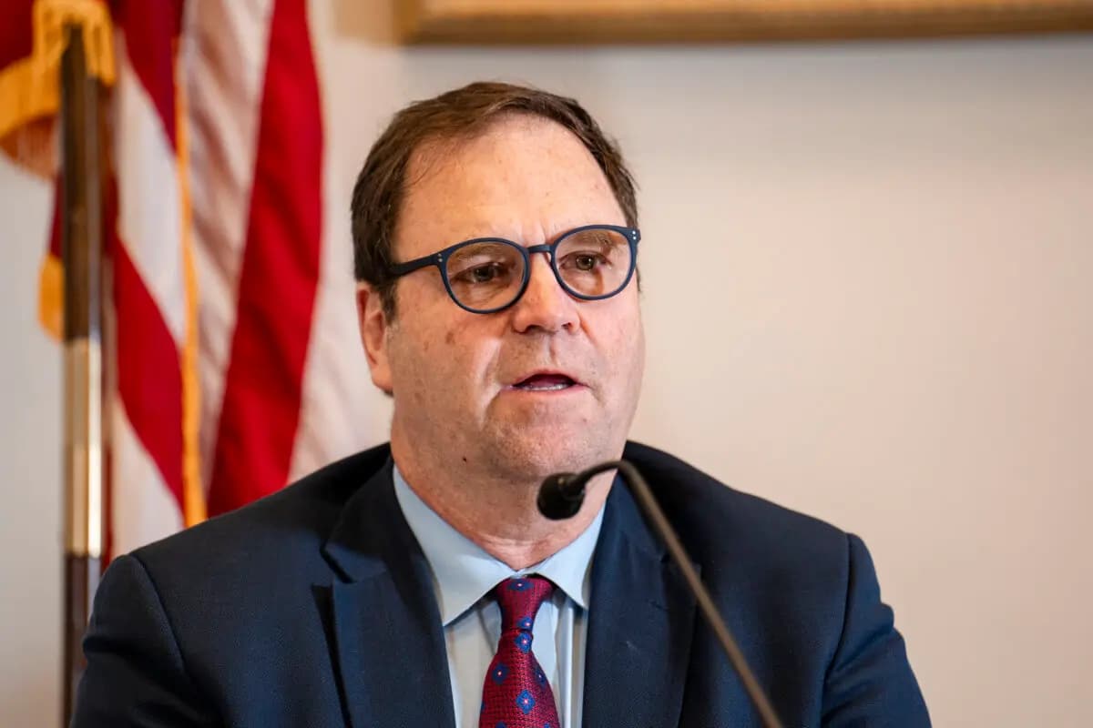 <em>Dean Baxendale habla en el evento "Celebrando a los 440 millones que abandonaron el Partido Comunista Chino" en el Capitolio de Washington el 22 de noviembre de 2024. (Samira Bouaou/The Epoch Times)</em>