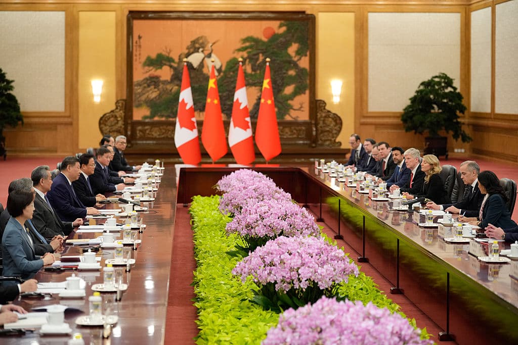 <em>El presidente chino, Xi Jinping (centro, izq.) y el primer ministro canadiense, Mark Carney (segundo, der.), en una reunión en el Gran Palacio del Pueblo en Pekín el 16 de enero de 2026. (Foto de Vincent Thian / POOL / AFP vía Getty Images)</em>