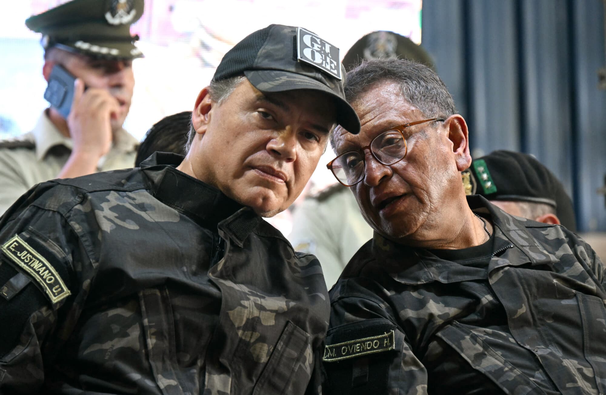 <em>El viceministro de Defensa Social y Control de Sustancias de Bolivia, Ernesto Justiniano (Izq.), y el ministro del Gobierno, Marco Antonio Oviedo, durante la presentación de las iniciativas de racionalización y erradicación del cultivo de coca en la base de operaciones de Cabanas, en Chimore, departamento de Cochabamba, Bolivia, el 5 de marzo de 2025. (AIZAR RALDES / AFP a través de Getty Images)</em>