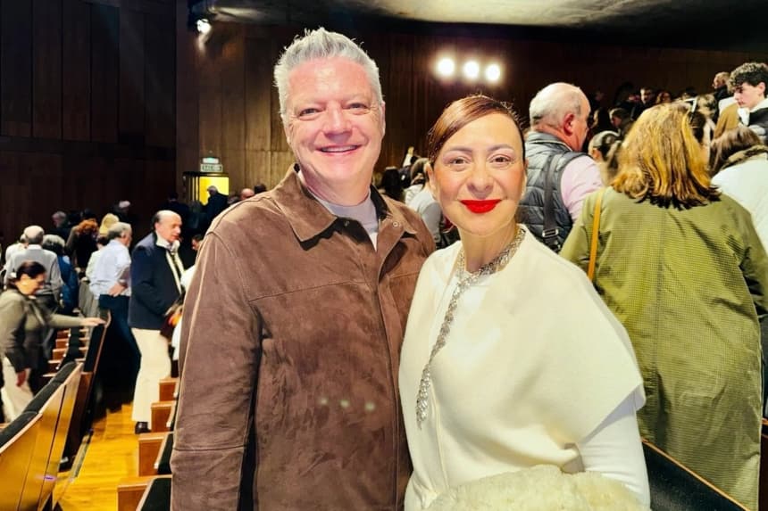 Oscar Dorado Urbistondo, con su esposa, Estela Santiago Díaz-Ufano, asistió al espectáculo de Shen Yun en el Teatro Auditorio San Lorenzo de El Escorial, en San Lorenzo, España, el 26 de febrero de 2026. (Yixiao Wang/The Epoch Times)