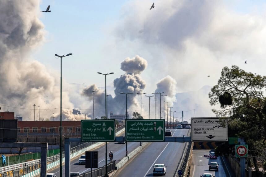 Los automovilistas conducen por una autopista mientras se elevan columnas de humo después de un ataque en Teherán, Irán, el 5 de marzo de 2026. (Atta Kenare/AFP via Getty Images)