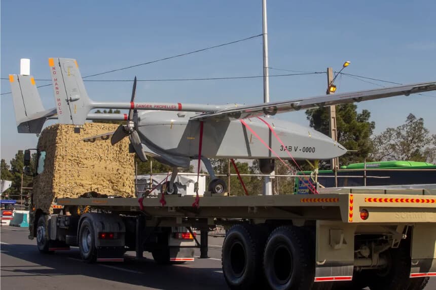 La flota de drones del ejército iraní desfila con motivo del Día Nacional del Ejército en Teherán el 18 de abril de 2025. ( Majid Saeedi/Getty Images)