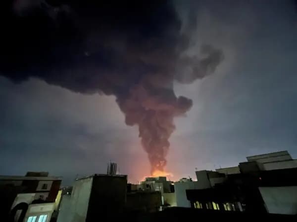 Humo tras una explosión, en medio del conflicto entre Estados Unidos e Israel con Irán, en Teherán, Irán, el 7 de marzo de 2026. (Majid Asgaripour/West Asia News Agency vía Reuters)