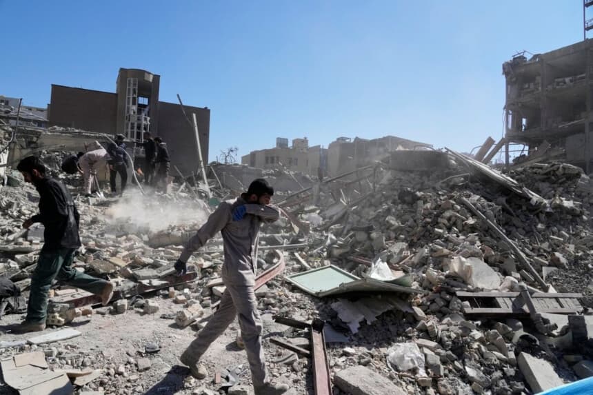 Hombres inspeccionan las ruinas de una comisaría de policía alcanzada por un ataque aéreo en Teherán, Irán, el 3 de marzo de 2026. (Vahid Salemi/AP).
